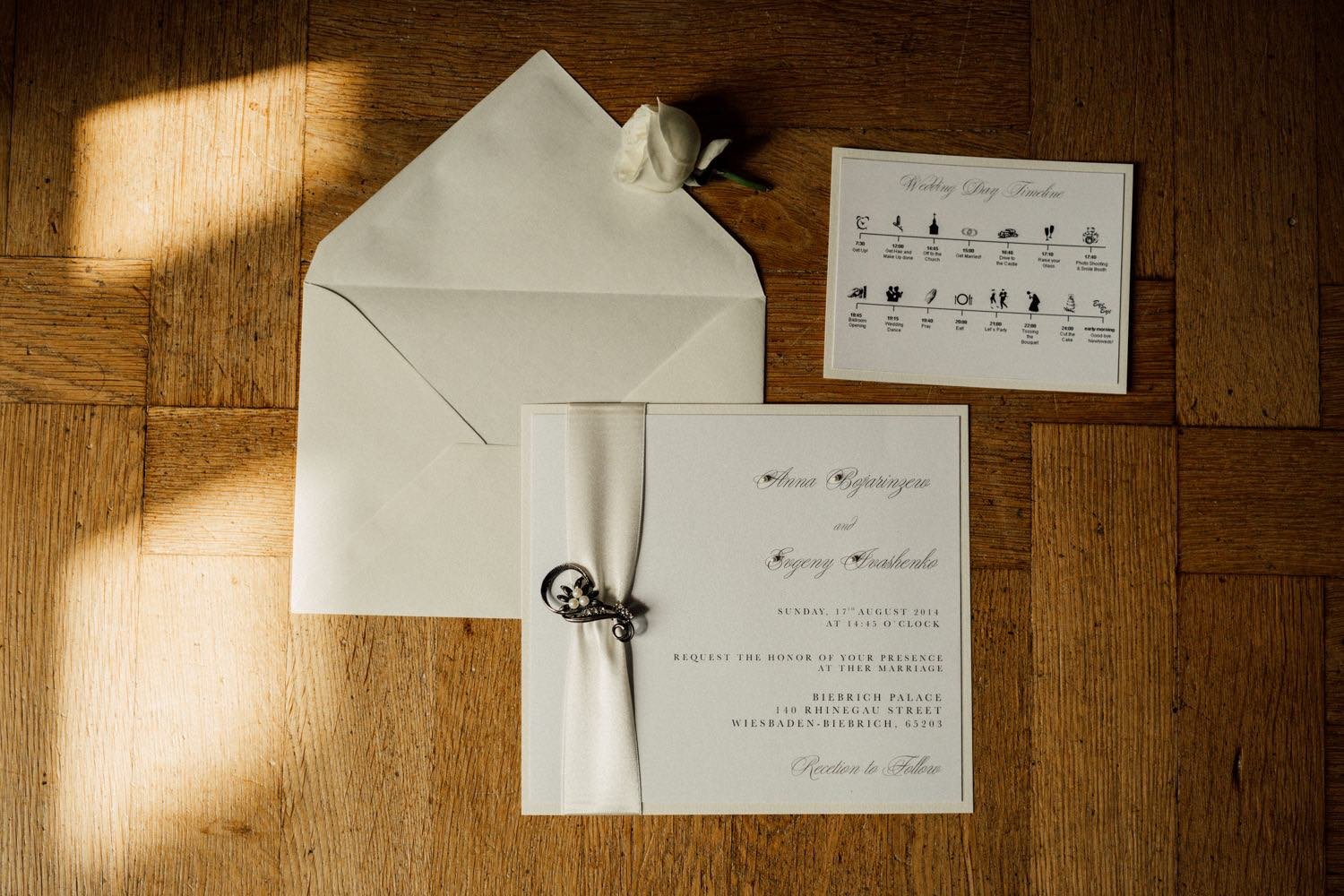 Einladungskarten in der Kirche mit Holzdeko auf Holz in Wiesbaden – von pixelfeder