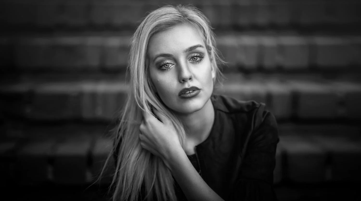 Portrait einer jungen Frau mit langen, glatten Haaren Outdoor auf einer Treppe in Darmstadt – Schwarz-Weiß von pixelfeder