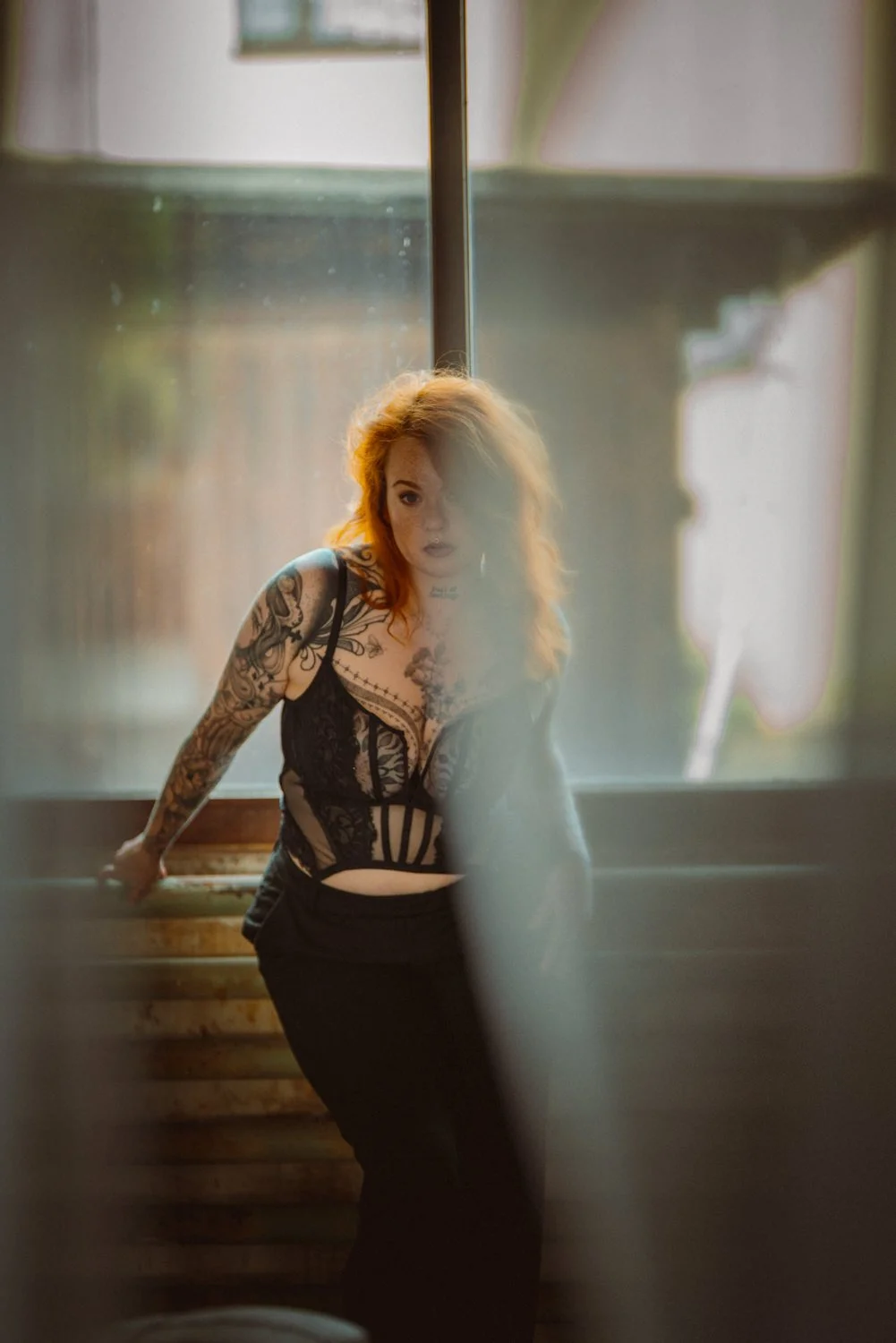 Sinnliches Portrait einer Frau im Studio im Fensterlicht in Darmstadt – von pixelfeder