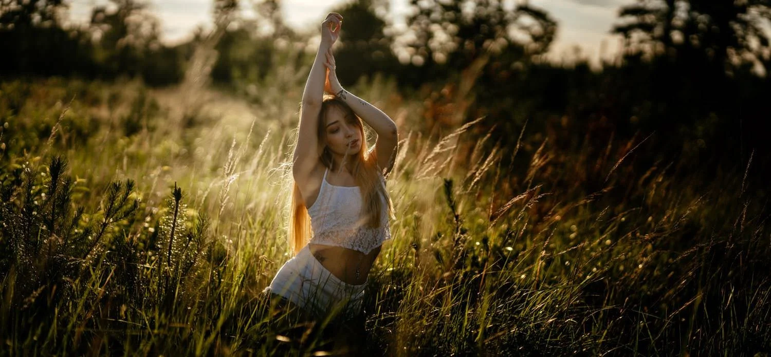 Portrait einer jungen Frau bei Sonnenuntergang im Feld stehend in Darmstadt – von pixelfeder
