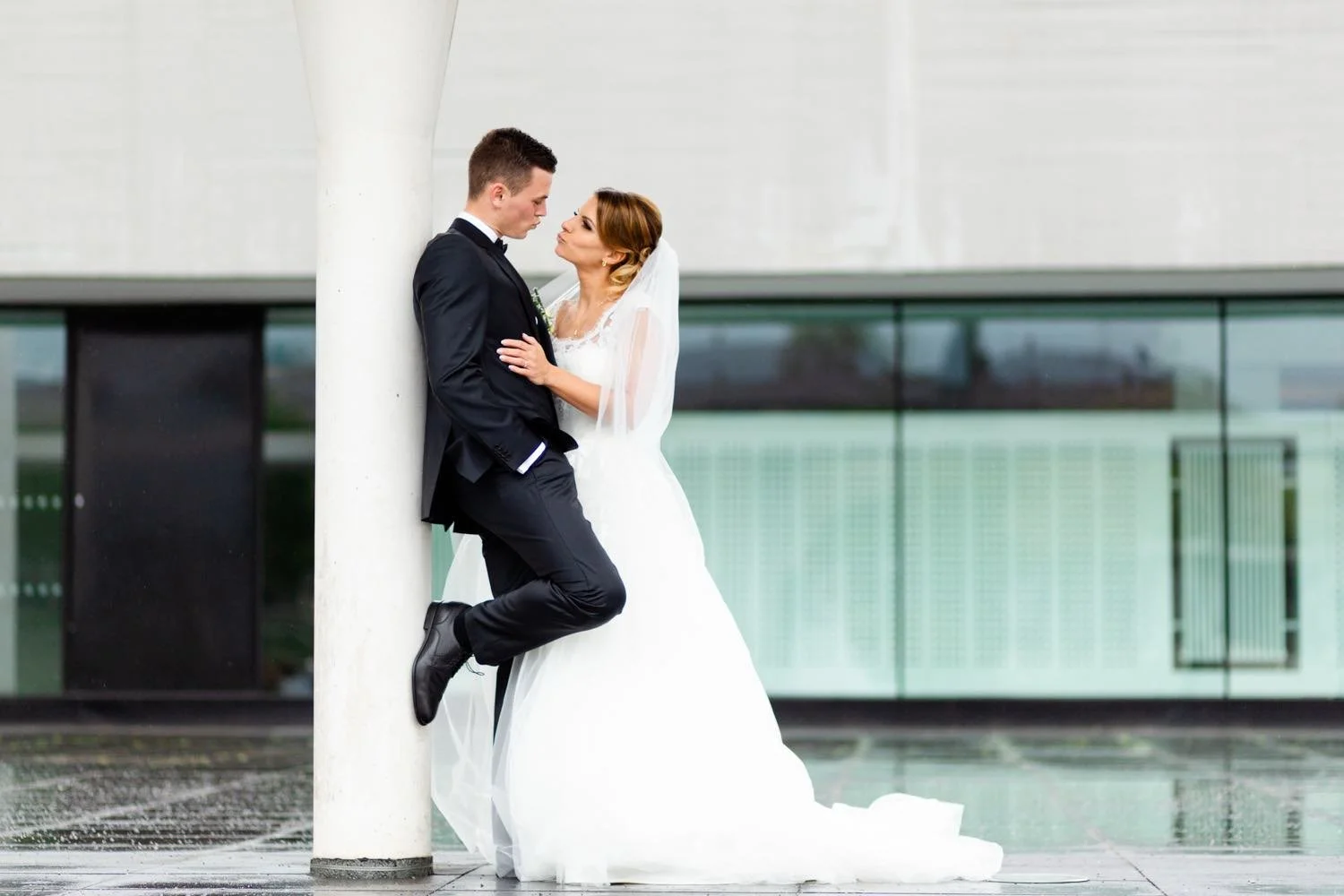 Ein Brautpaar schaut sich liebevoll an am staatstheater in Darmstadt – von pixelfeder