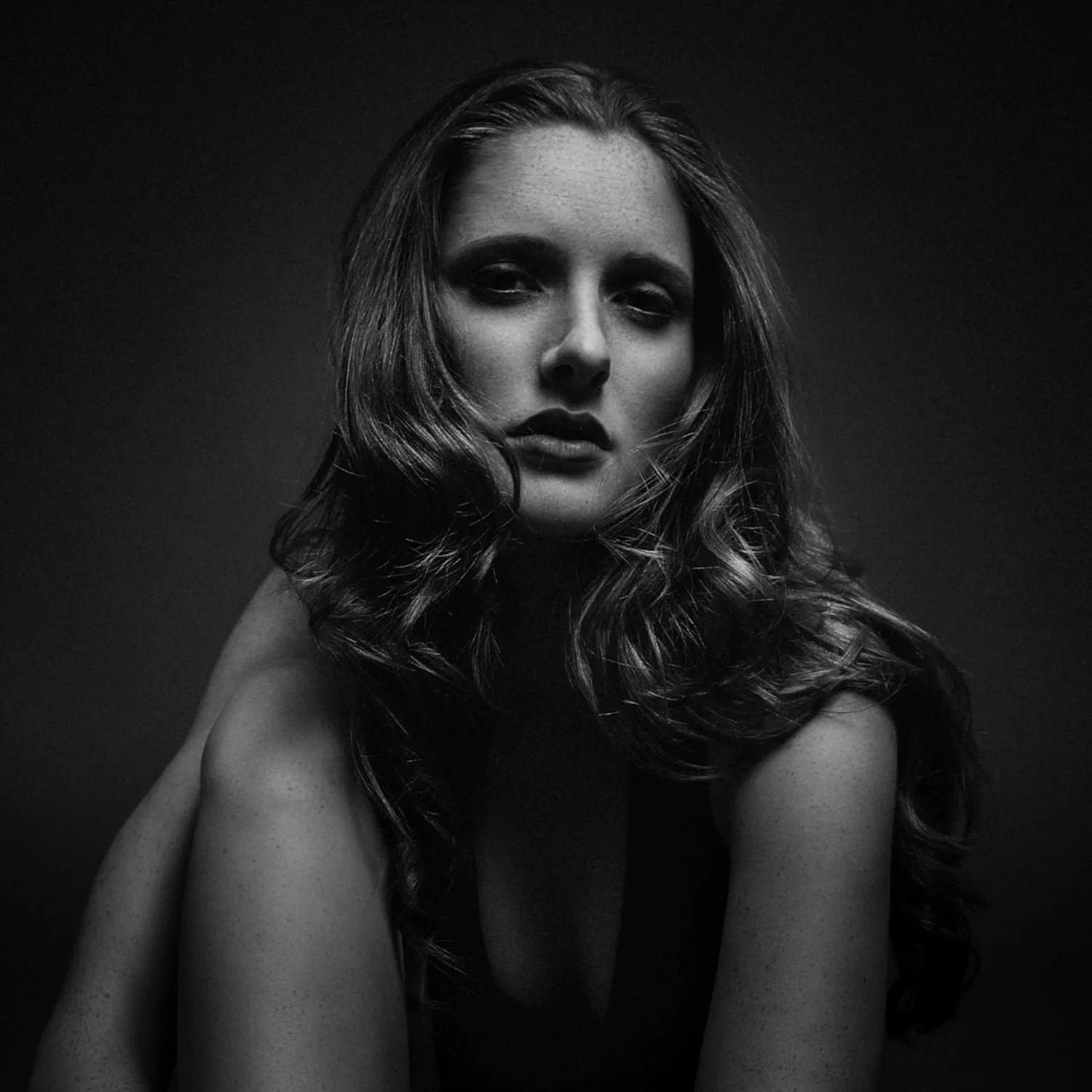 Close-Up einer jungen Frau mit langen, lockigen Haaren in einem Bodysuit im Studio in Darmstadt – Schwarz-Weiß von pixelfeder