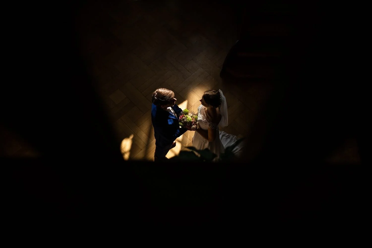 Hochzeitspaar beim paarshooting, Blick von oben, auf Holzboden in Darmstadt – von pixelfeder