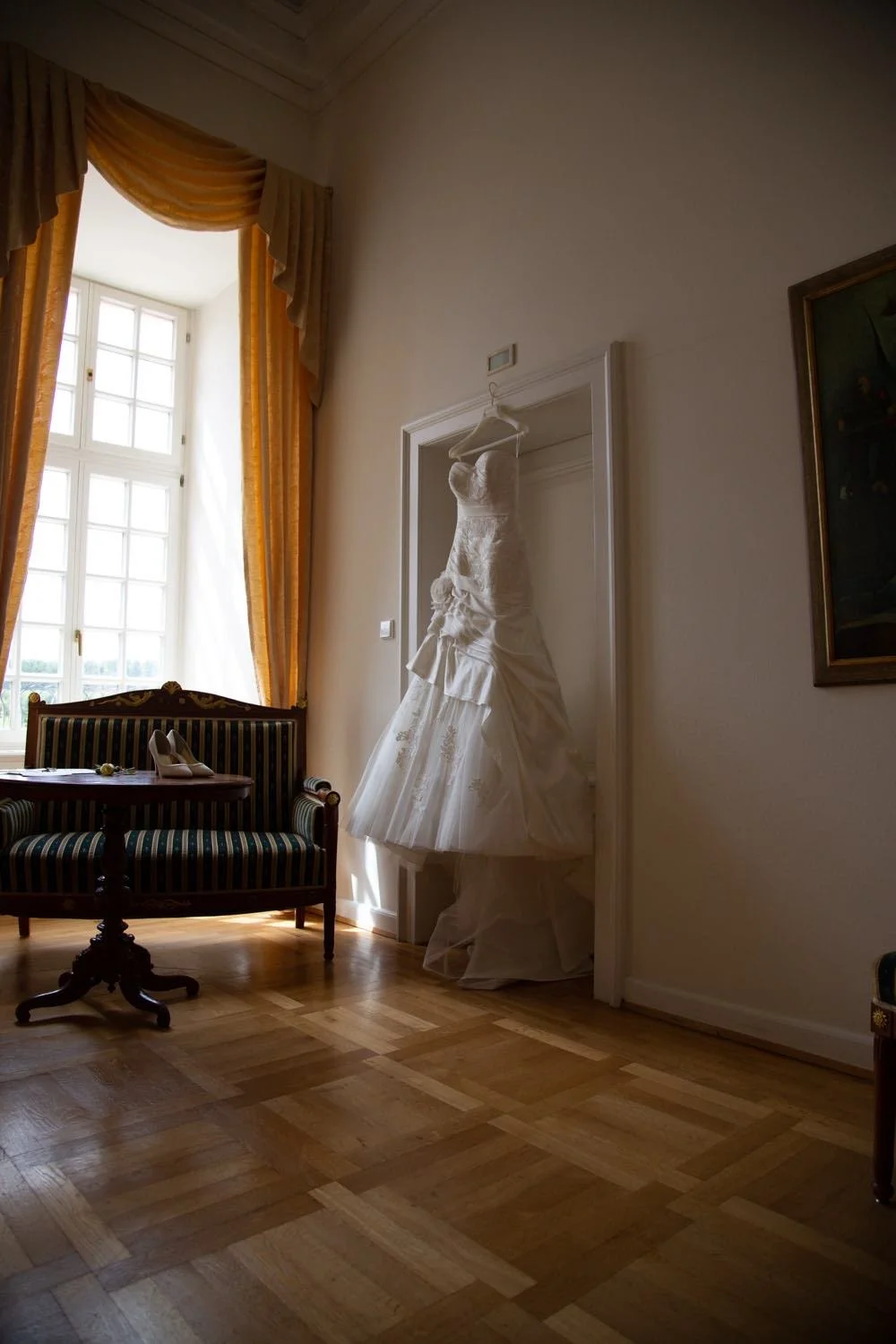 Getting Ready einer Hochzeit im Garten mit Holzdeko auf Holz am Kleiderbügel in Darmstadt – von pixelfeder