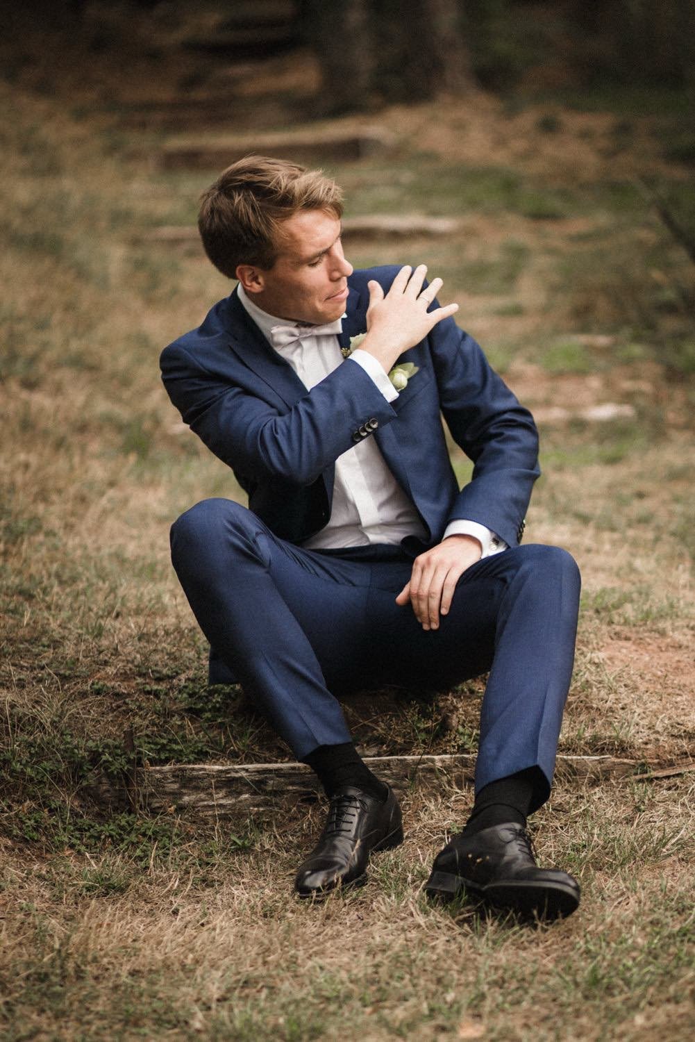 Portrait Paarshooting des Bräutigams im Anzug Outdoor in Darmstadt – von pixelfeder