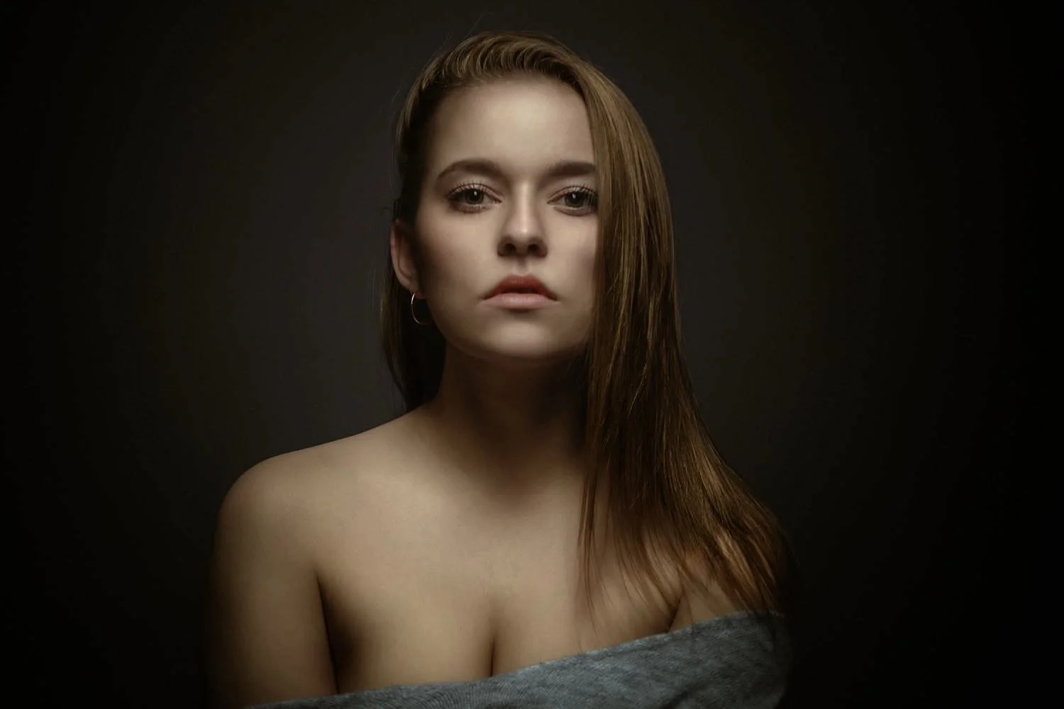 Close-Up Portrait von einer Frau mit langen, braunen Haaren im Studio in Darmstadt – von pixelfeder