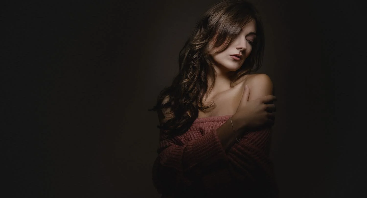 Portrait einer jungen Frau mit dunklen Haaren in einem Roten Pullover mit geschlossenen Augen in Darmstadt im studio – von pixelfeder