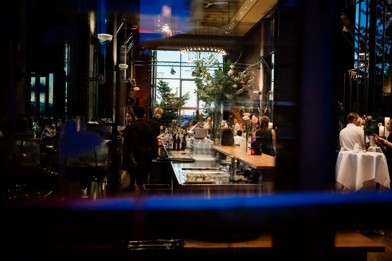 Blick in ein elegantes Restaurant während einer Hochzeit mit einer Bar im Vordergrund in Darmstadt – von pixelfeder
