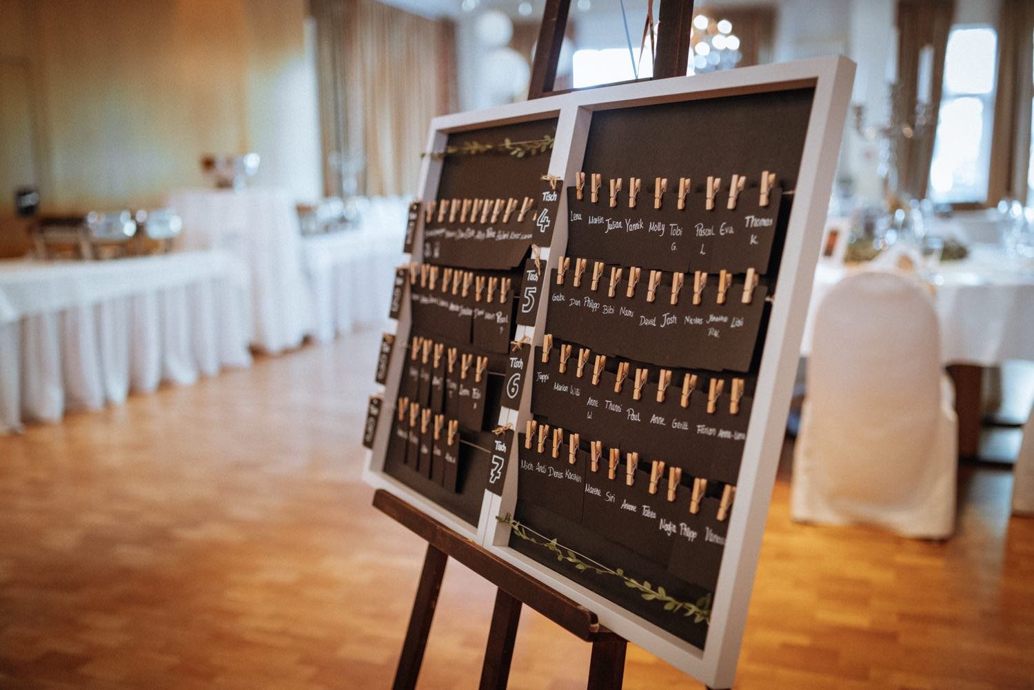 Ambiente einer Hochzeit im Hotel mit Dekoration mit Tischdeko mit Holzdeko in Darmstadt – von pixelfeder