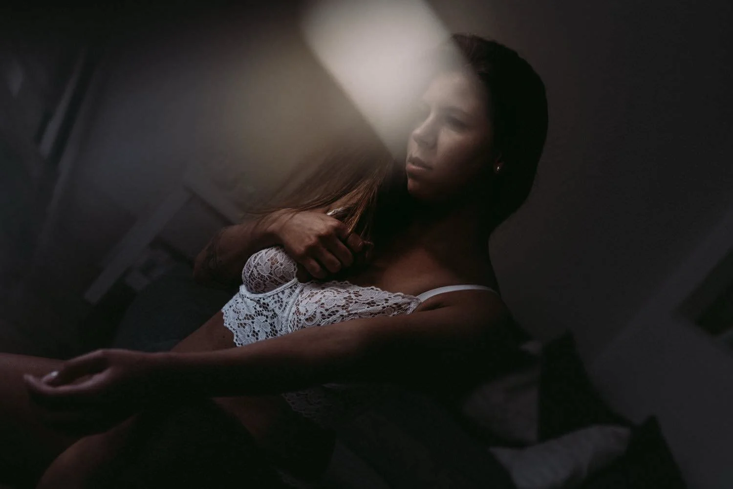 Boudoir Shooting von einer Frau mit braunen Haaren beim Homeshooting mit reflexion in Darmstadt – von pixelfeder