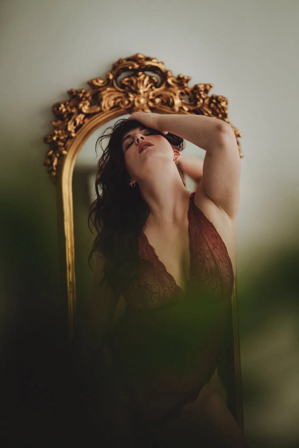 Boudoir Shooting von einer Frau mit roten Haaren in Dessous im Studio vor einem Spiegel in Frankfurt – von pixelfeder