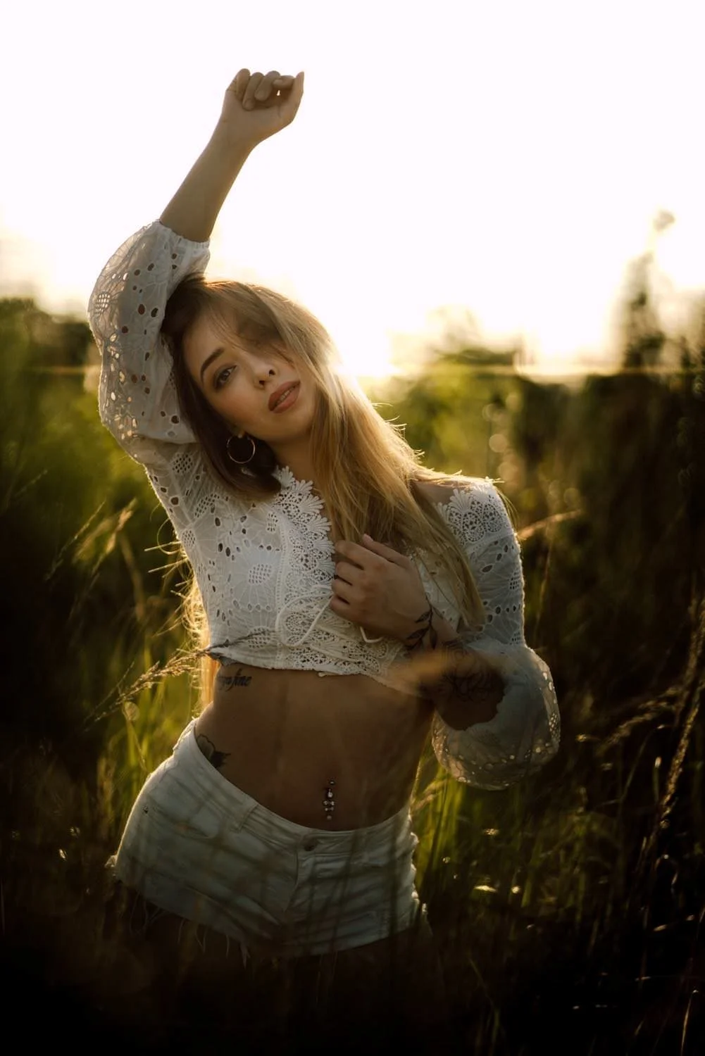 Portrait einer jungen Frau Outdoor bei Sonnenuntergang in Darmstadt – von pixelfeder