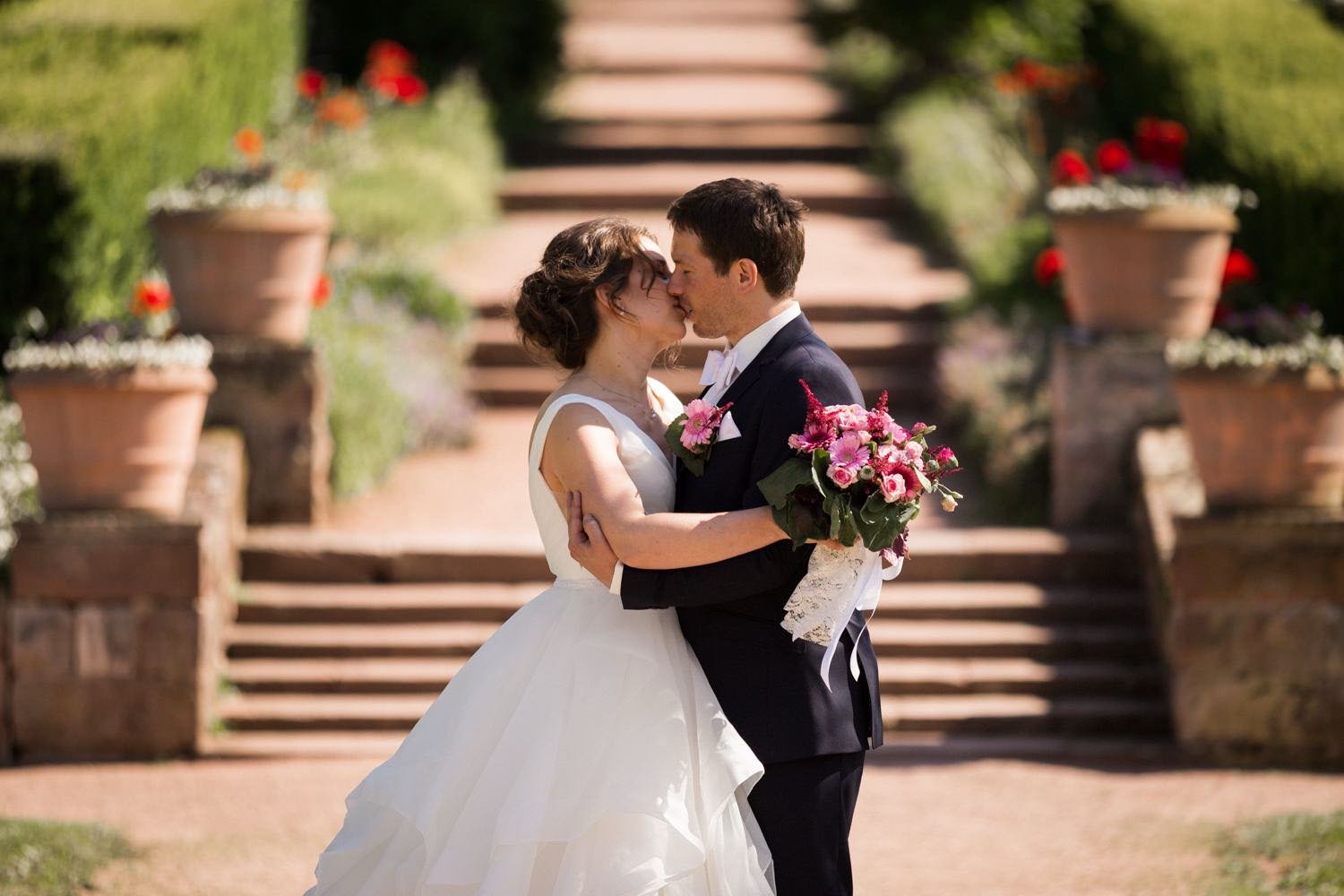 Braut und Bräutigam an der rosenhöhe, die Braut trägt ein weißes Brautkleid – von pixelfeder