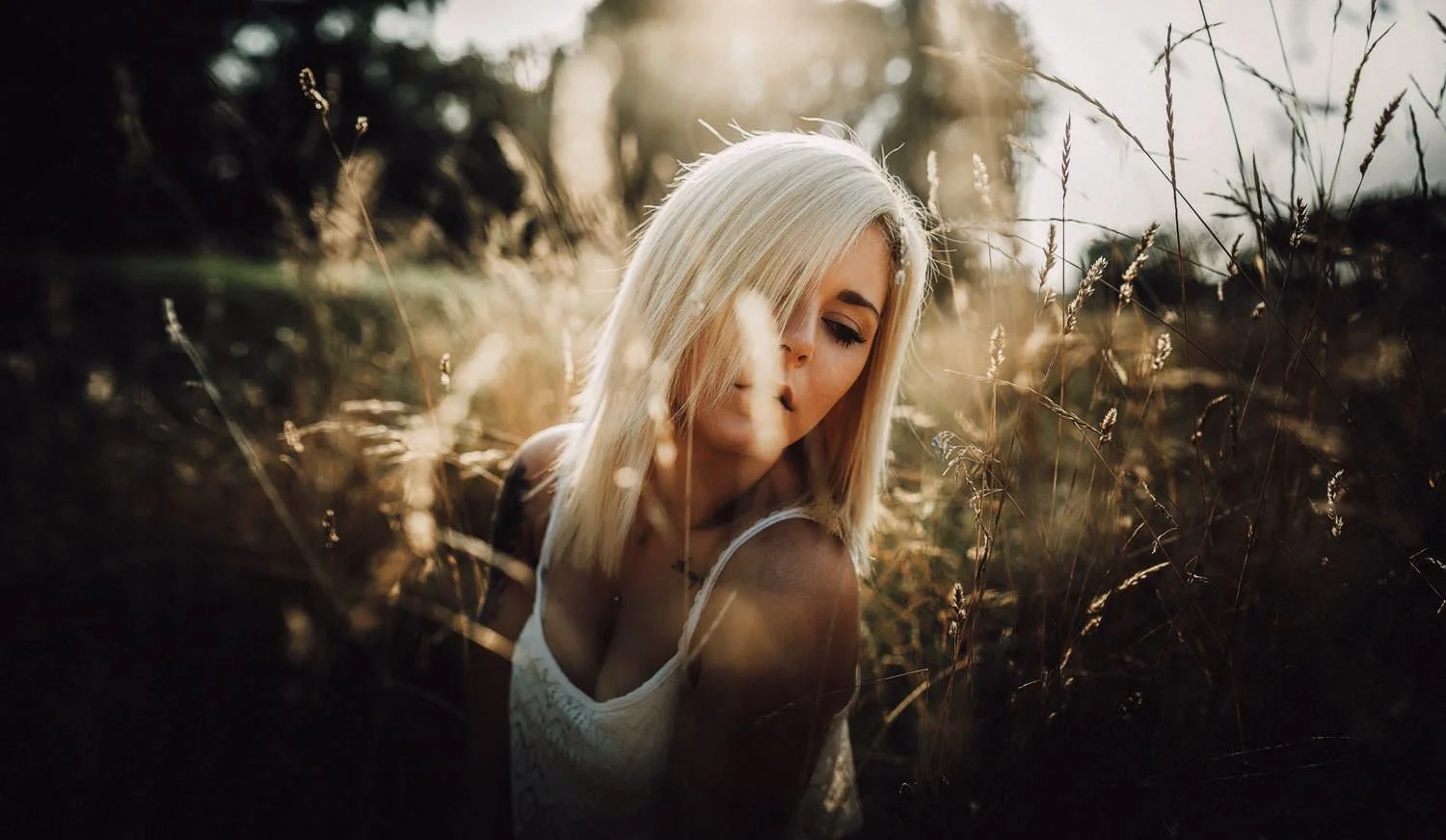 Portrait einer jungen Frau Outdoor bei Sonnenuntergang auf dem Boden sitzend in Darmstadt – von pixelfeder