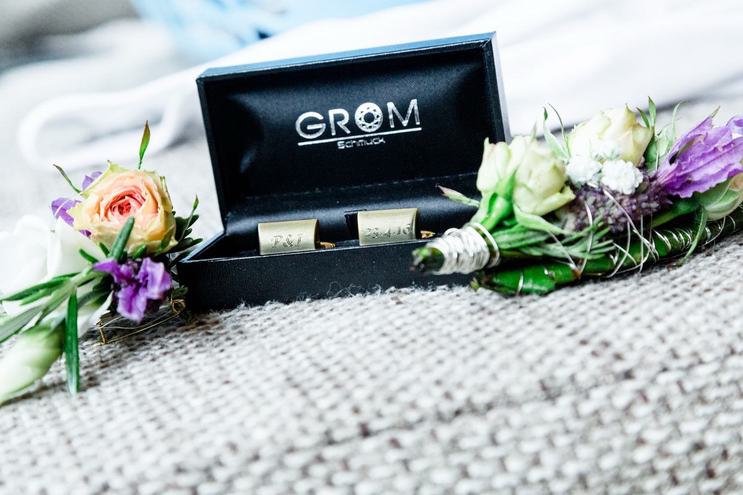 Ambiente des Bräutigams mit Hochzeitsschmuck mit Blumenarrangement in Darmstadt – von pixelfeder