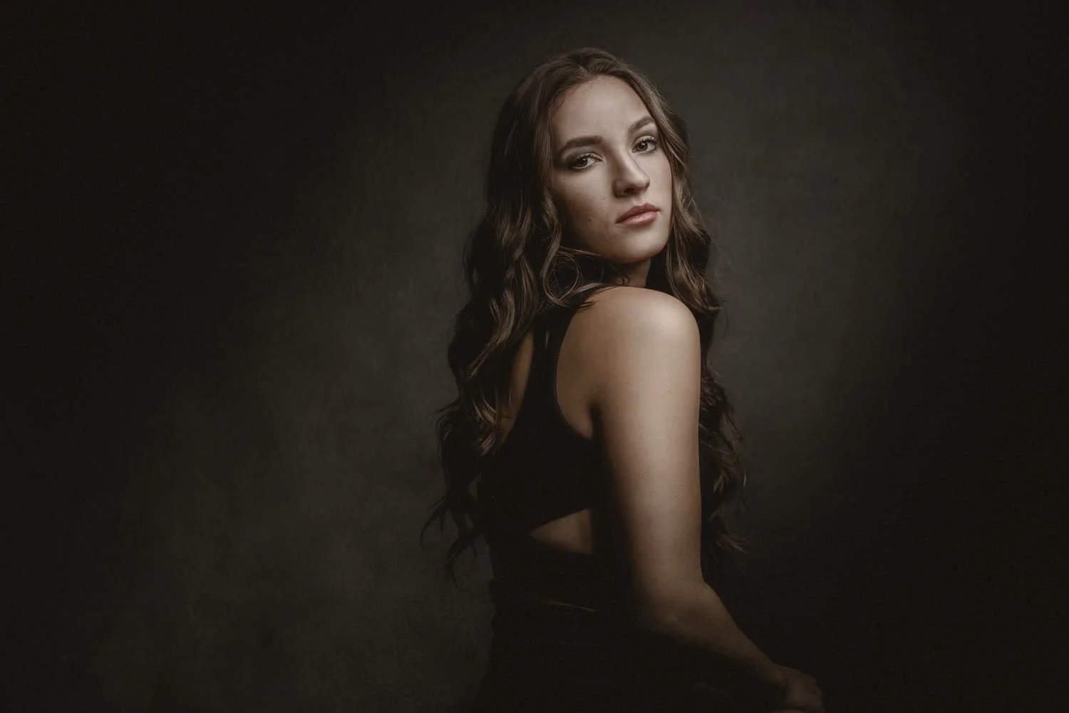 Portrait einer Frau mit langen, welligen, gewellten Haaren im Studio in Darmstadt – von pixelfeder