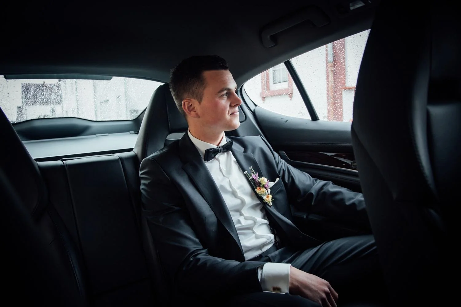 Portrait Ambiente des Bräutigams im Anzug im Auto bei Regen in Darmstadt – von pixelfeder
