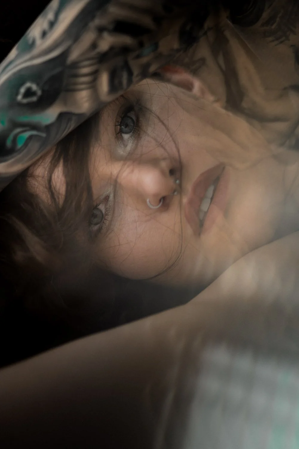 Close-Up einer Frau mit lockigen Haaren im Studio mit Blick in die Kamera in Frankfurt – von pixelfeder