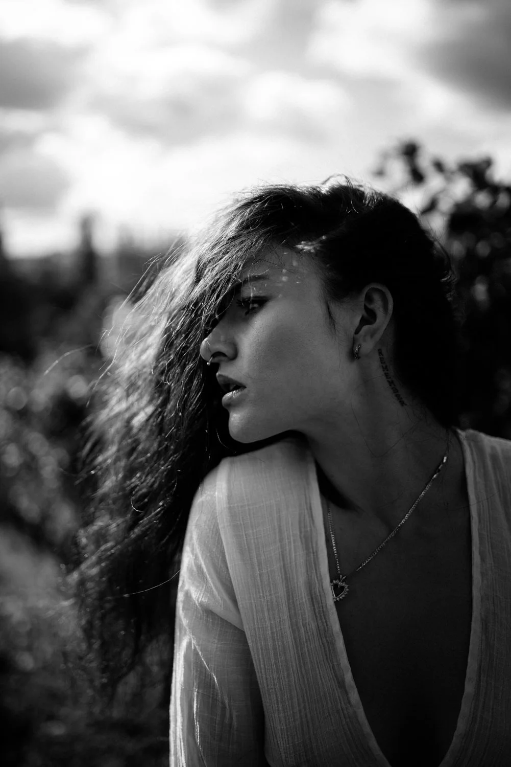 Portrait einer Frau mit langen, windzerzausten Haaren Outdoor im Feld in Darmstadt – Schwarz-Weiß von pixelfeder