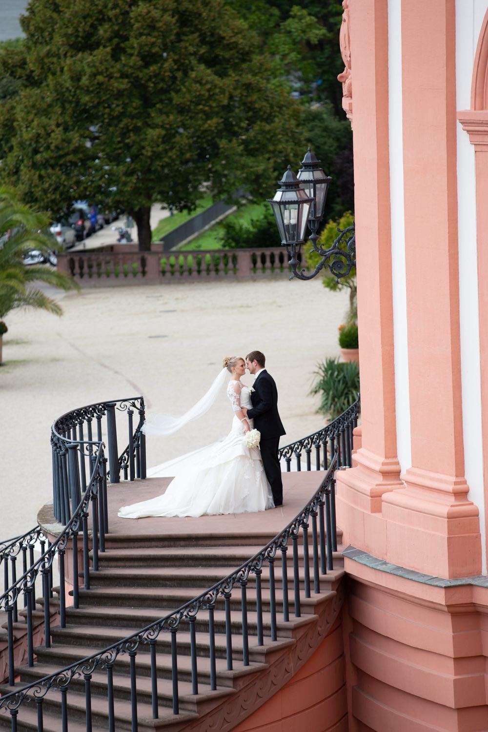 Paarshooting des Brautpaars in Darmstadt auf Treppe – von pixelfeder