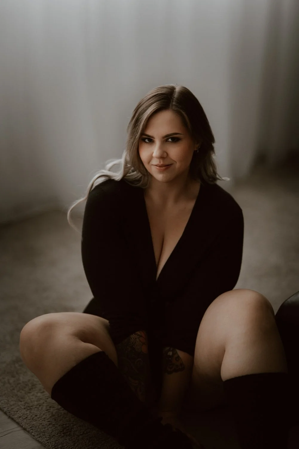 Boudoir Shooting von einer jungen Frau Indoor auf dem Boden sitzend in Darmstadt – von pixelfeder