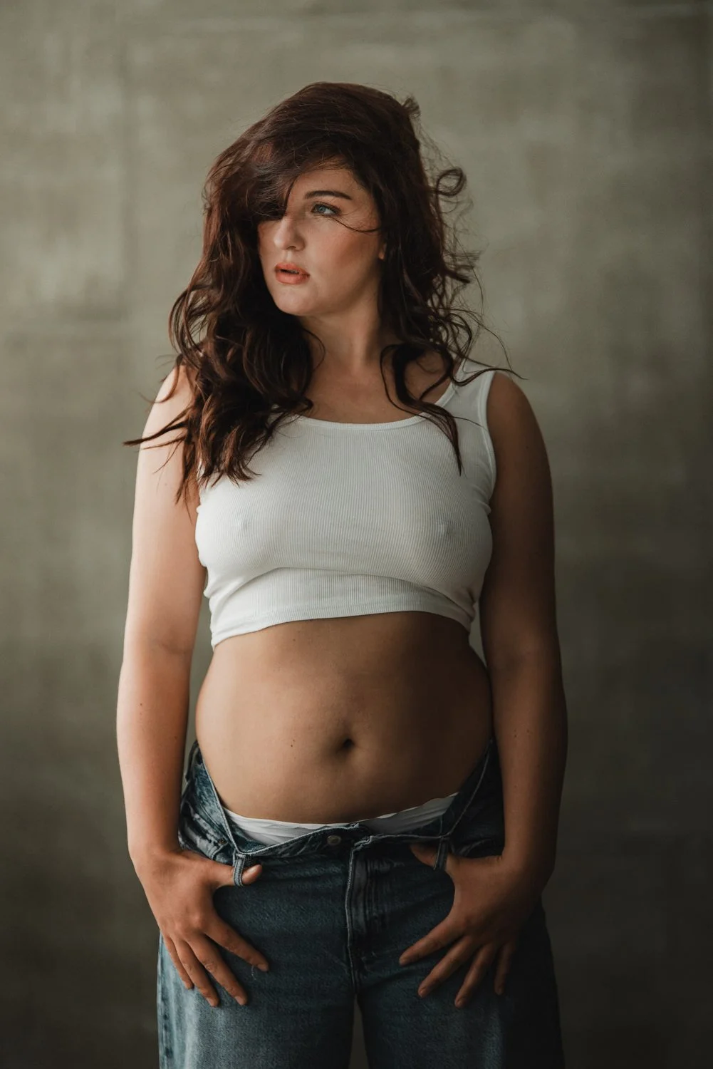 Portrait von Vanessa in einem Top im Studio vor einer Wand – von pixelfeder