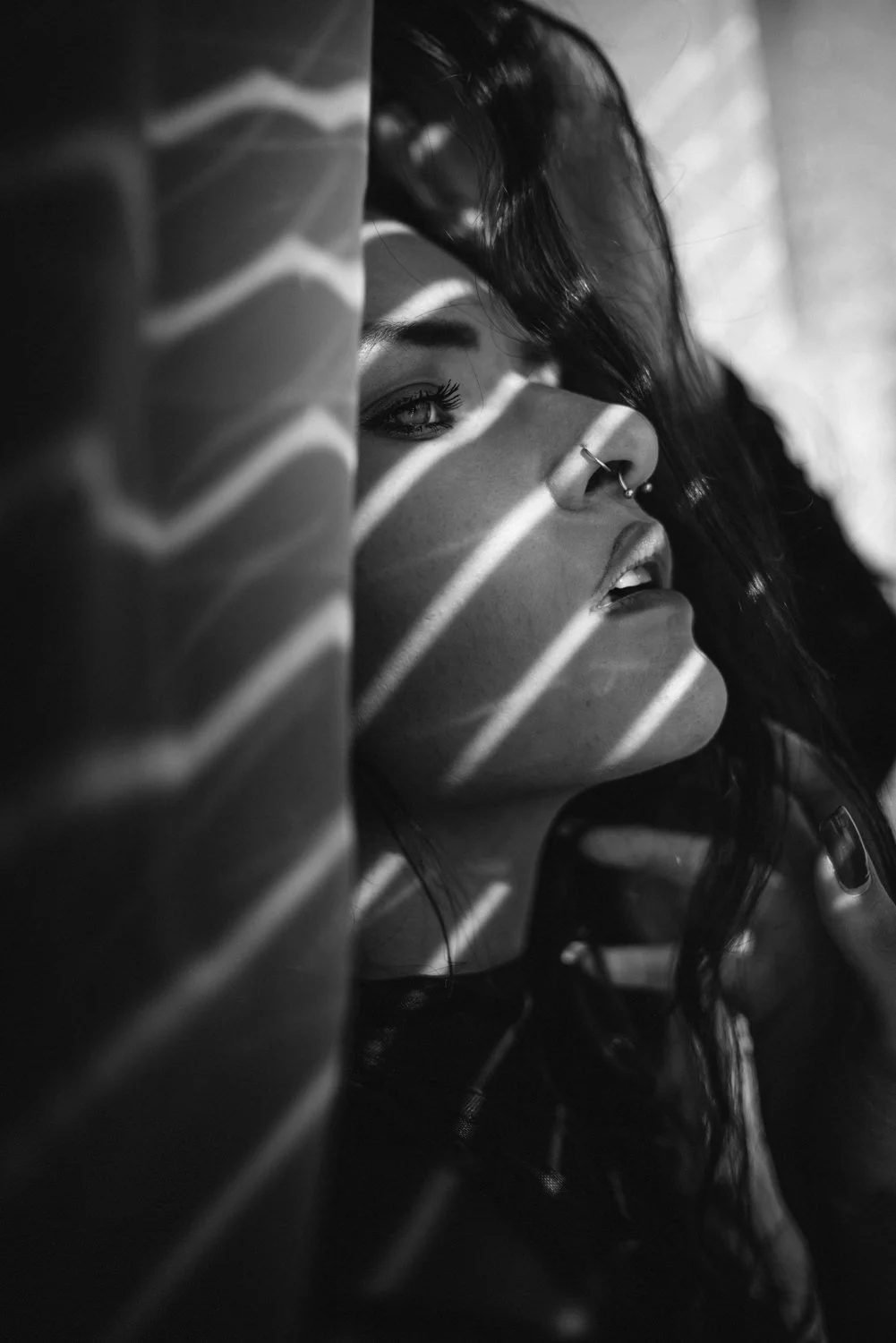 Portrait einer jungen Frau mit langen, lockigen Haaren im Studio in Frankfurt – Schwarz-Weiß von pixelfeder