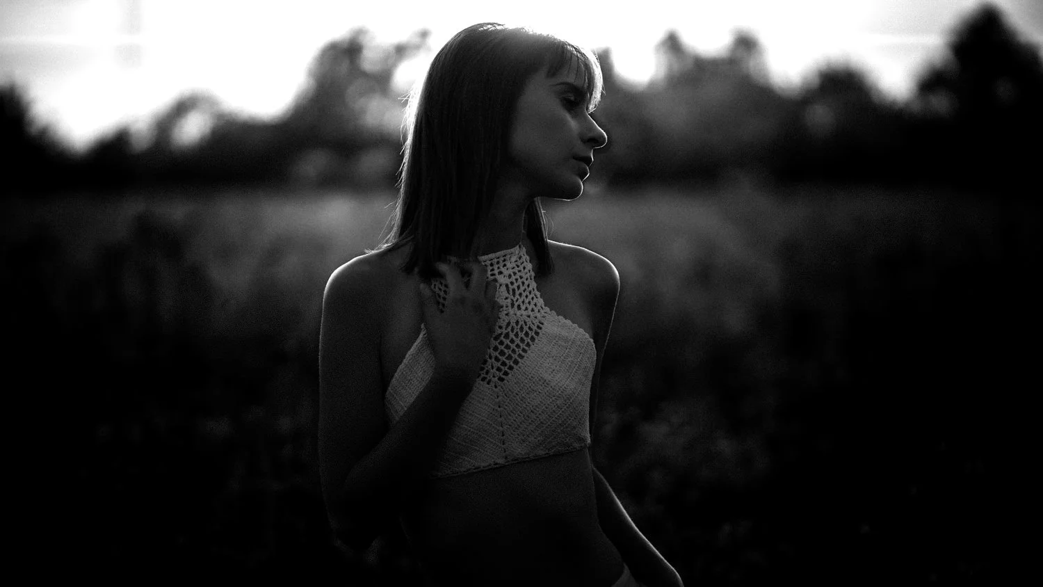 Portrait einer jungen Frau in einem feld in Darmstadt – Schwarz-Weiß von pixelfeder