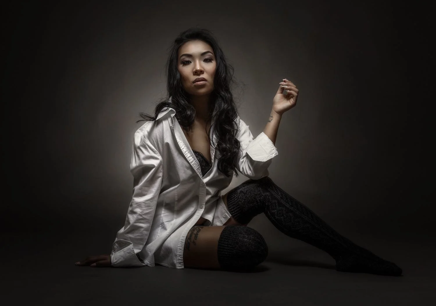 Portrait einer jungen Frau im Studio auf dem Boden sitzend in Darmstadt – von pixelfeder