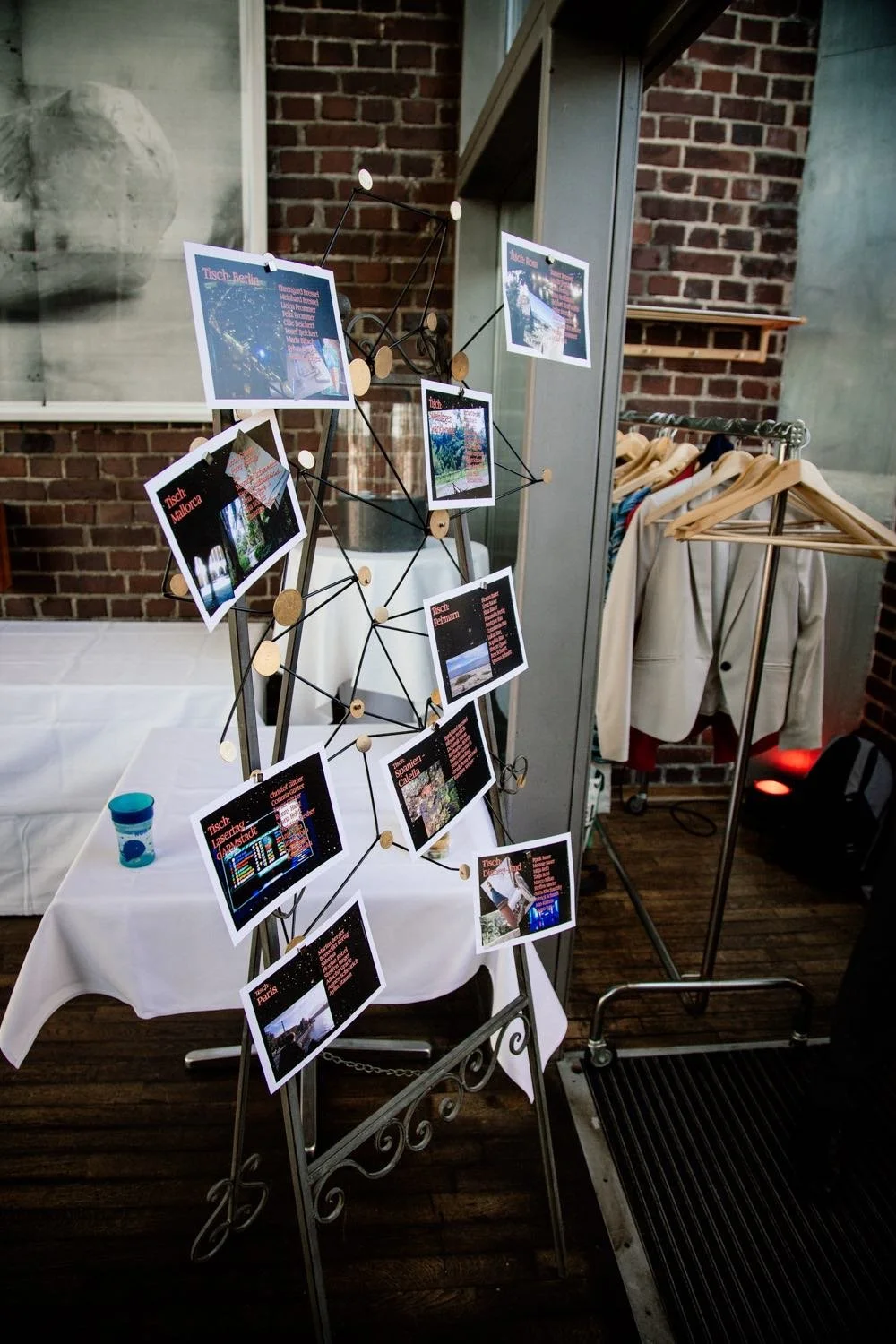 Eine Stele mit Fotos und Texten bei einer Hochzeit in Darmstadt – von pixelfeder