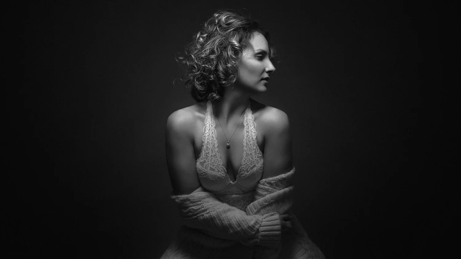 Portrait einer Frau mit lockigen Haaren in einem Kleid und in einem Spitzenkleid in Darmstadt – Schwarz-Weiß von pixelfeder
