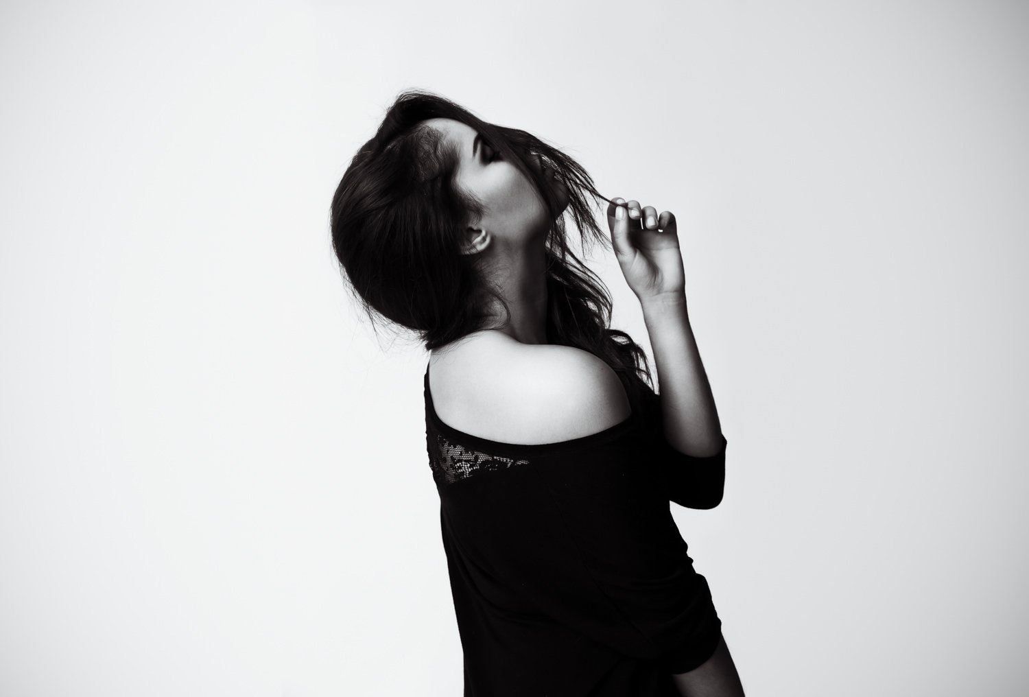 Portrait einer Frau mit schwarzen Haaren mit schulterfreiem Oberteil im Studio in Darmstadt – Schwarz-Weiß von pixelfeder