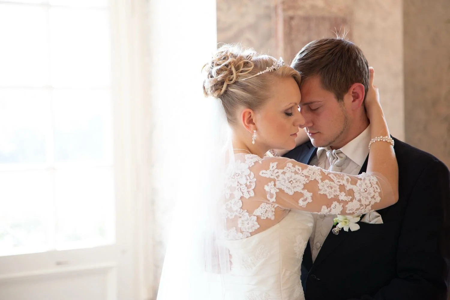 Ein Brautpaar in inniger Umarmung bei einer Hochzeit in Darmstadt – von pixelfeder