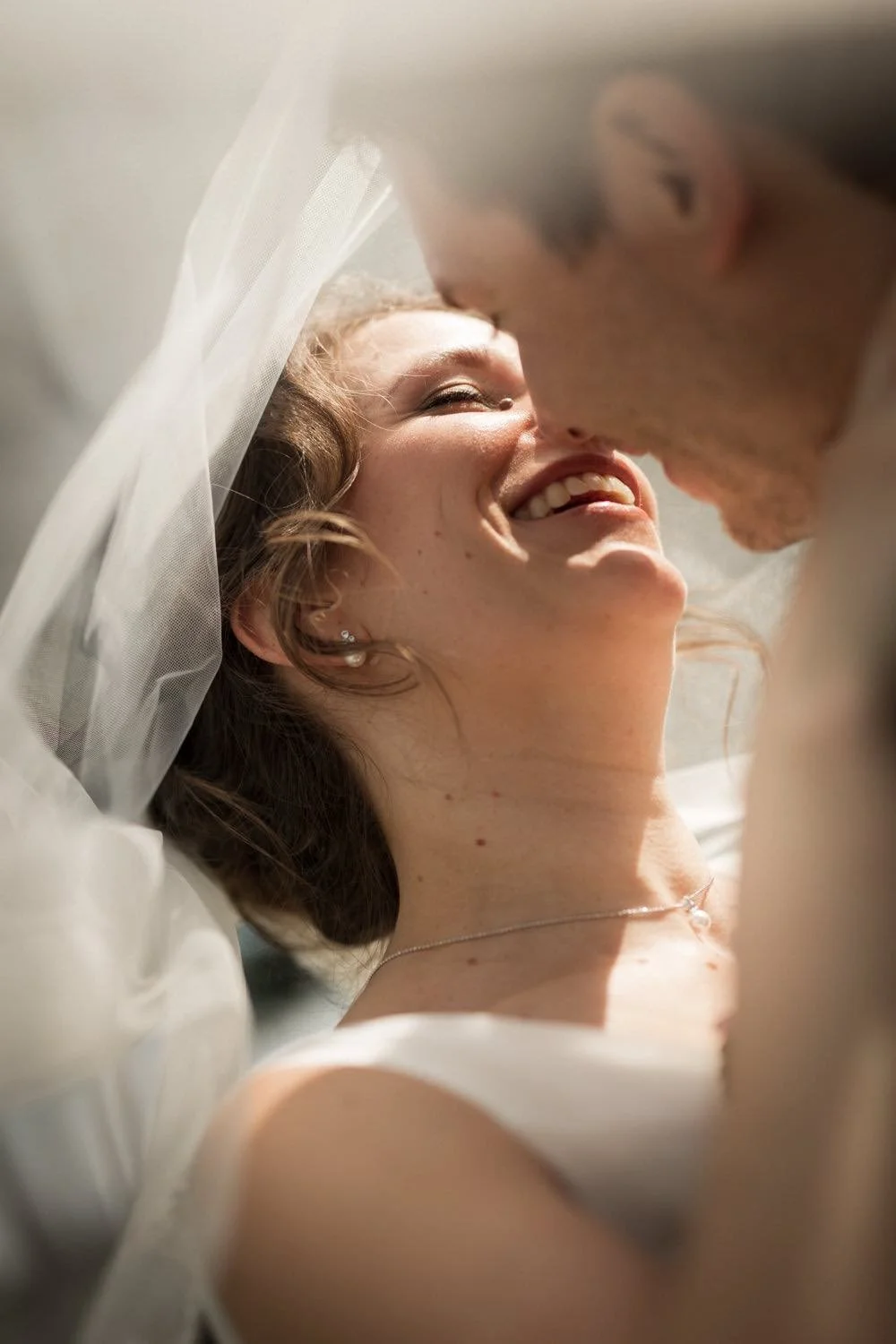 Ein glückliches Brautpaar beim shooting, die Braut lächelt liebevoll den bräutigam an in Darmstadt – von pixelfeder