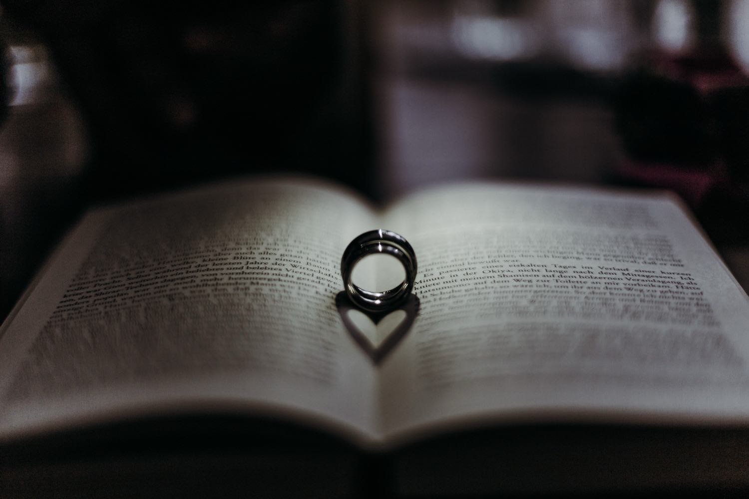 Ein offenes Buch mit einem Ring in der Mitte als herzform in Darmstadt – von pixelfeder