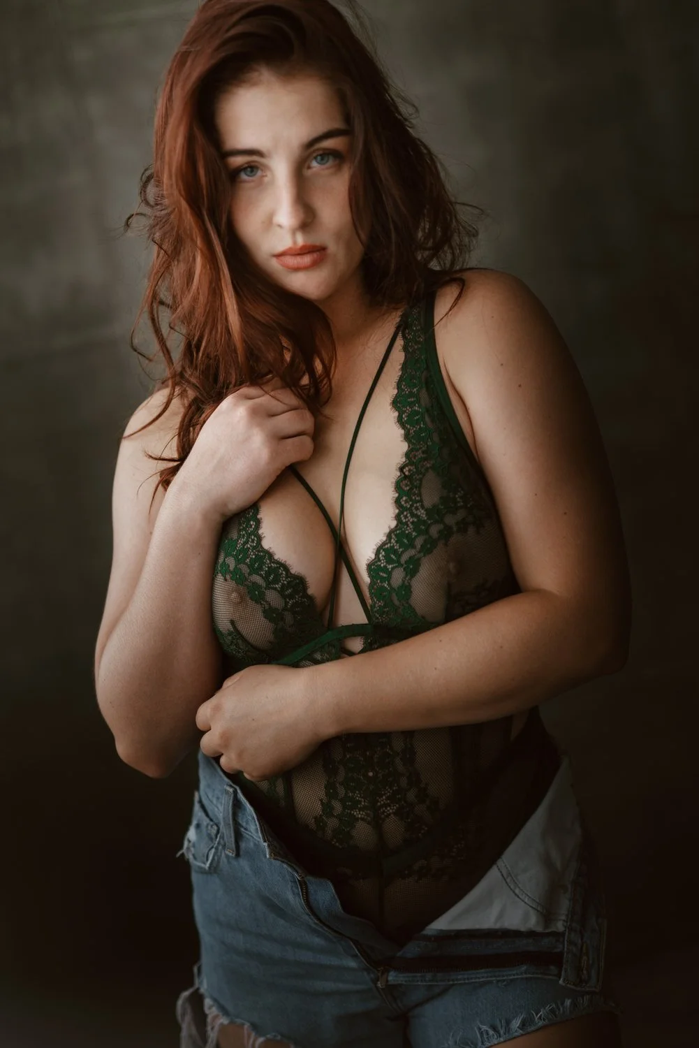 Portrait einer jungen Frau mit schwarzen, roten Haaren in Dessous und in Jeans – von pixelfeder