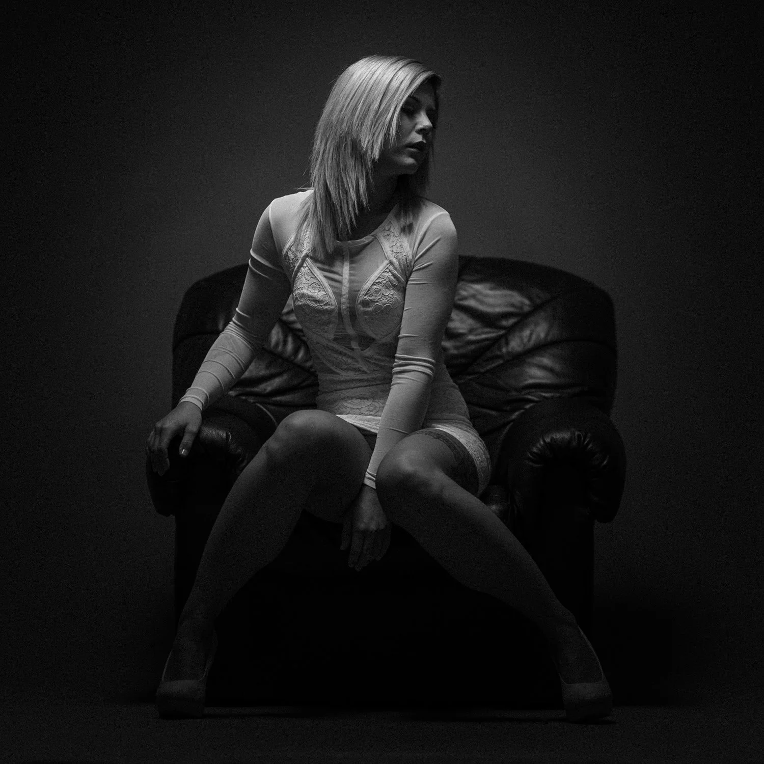 Portrait einer jungen Frau mit blonden Haaren in einem Detaillierten kleid im Studio – Schwarz-Weiß von pixelfeder