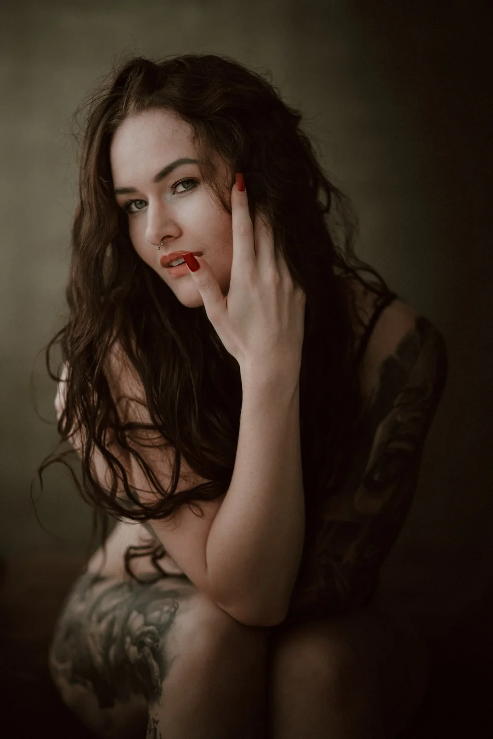 Sensual Portrait einer jungen Frau mit lockigen Haaren in Darmstadt – von pixelfeder