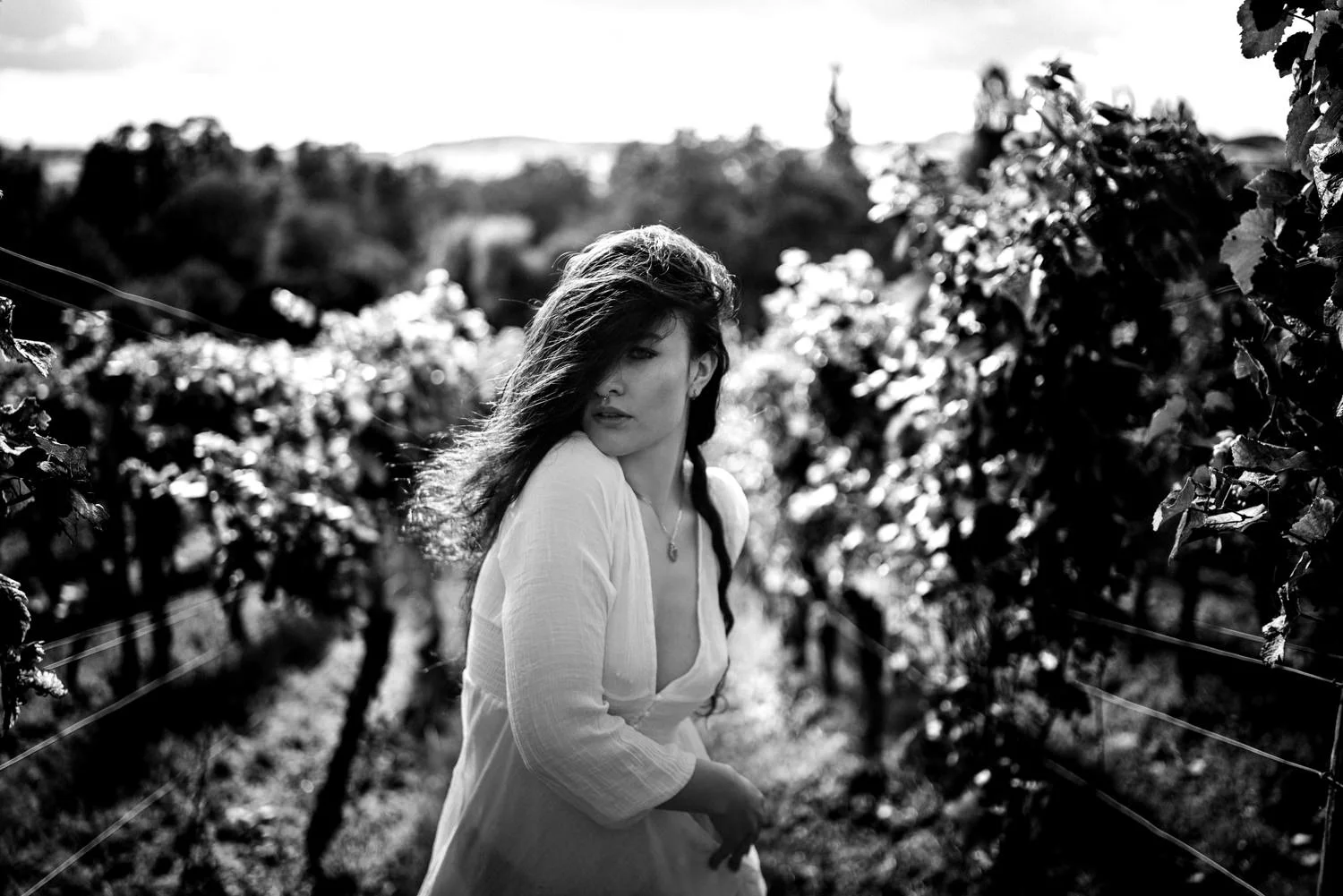 Portrait einer Frau Outdoor in einem weingarten in Aschaffenburg – Schwarz-Weiß von pixelfeder