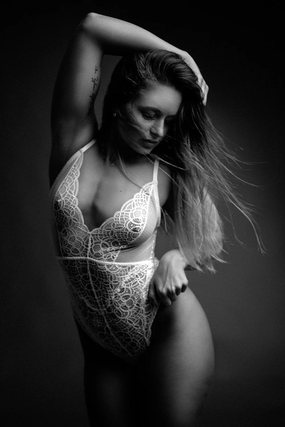 Sinnliches Portrait einer jungen Frau in Dessous im Studio in Darmstadt – Schwarz-Weiß von pixelfeder