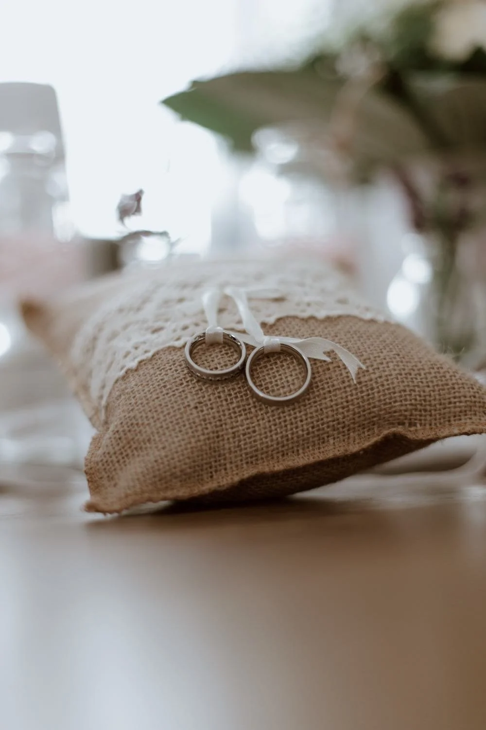 Zwei Eheringe auf einem Stoffkissen mit Spitze in Darmstadt – von pixelfeder