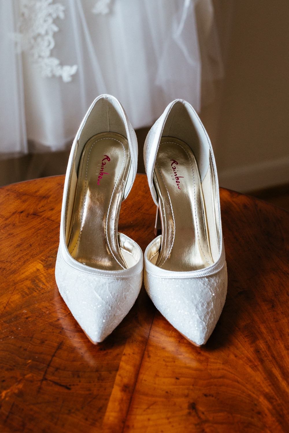 Hochzeitsschuhen mit Spitzendetails im Schloss mit Holzdeko auf Holz in Wiesbaden – von pixelfeder