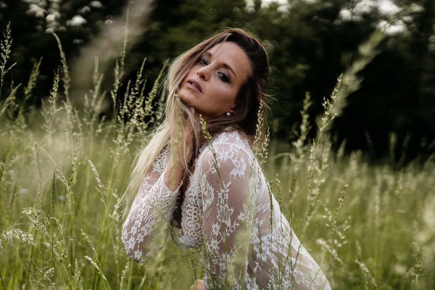 Sinnliches Portrait einer Frau in einem Spitzenkleid Outdoor im Gräserfeld in Darmstadt – von pixelfeder