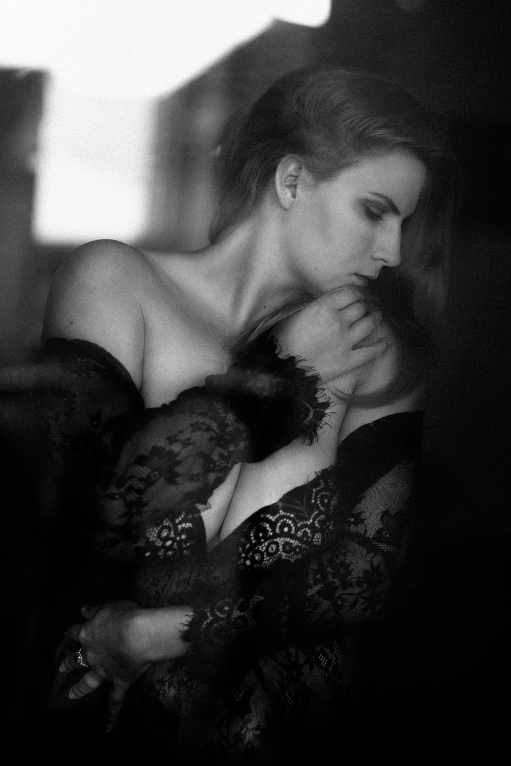 Sinnliches Portrait einer Frau beim Homeshooting mit verträumtem Blick in Darmstadt – Schwarz-Weiß von pixelfeder