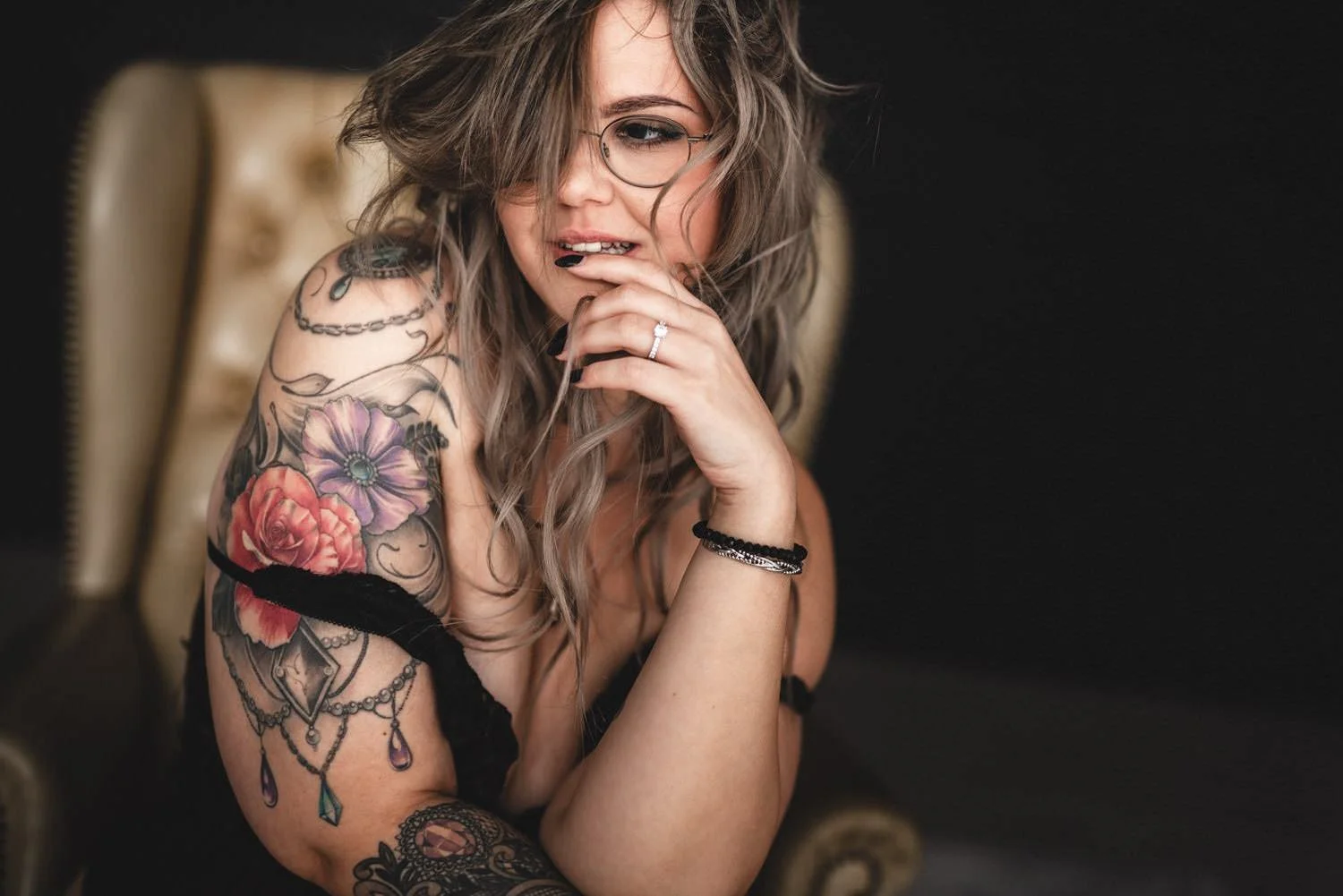 Boudoir Shooting von einer jungen Frau mit blonden Haaren mit Blick zur Seite mit Tattoos in Frankfurt – von pixelfeder
