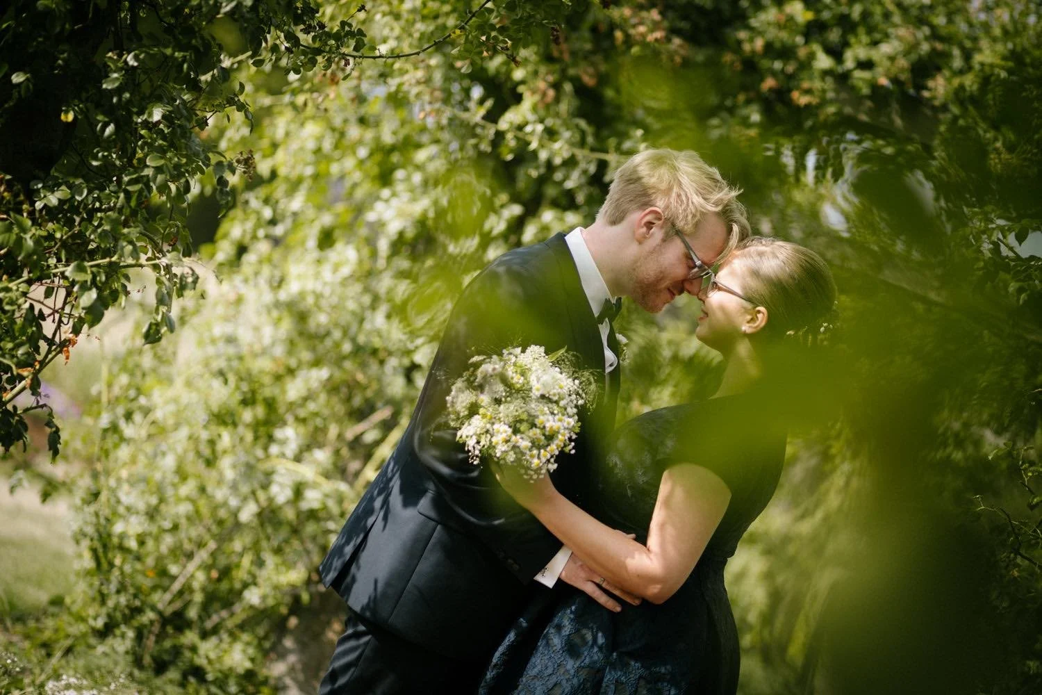 Paarshooting des Brautpaars mit Brautstrauß in Darmstadt – von pixelfeder