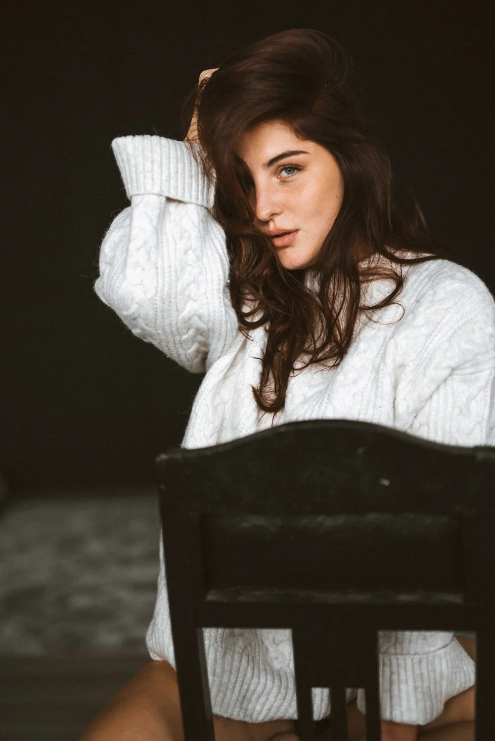 Boudoir Shooting von einer Frau mit langen, braunen Haaren im Studio sitzend auf Stuhl in Frankfurt – von pixelfeder