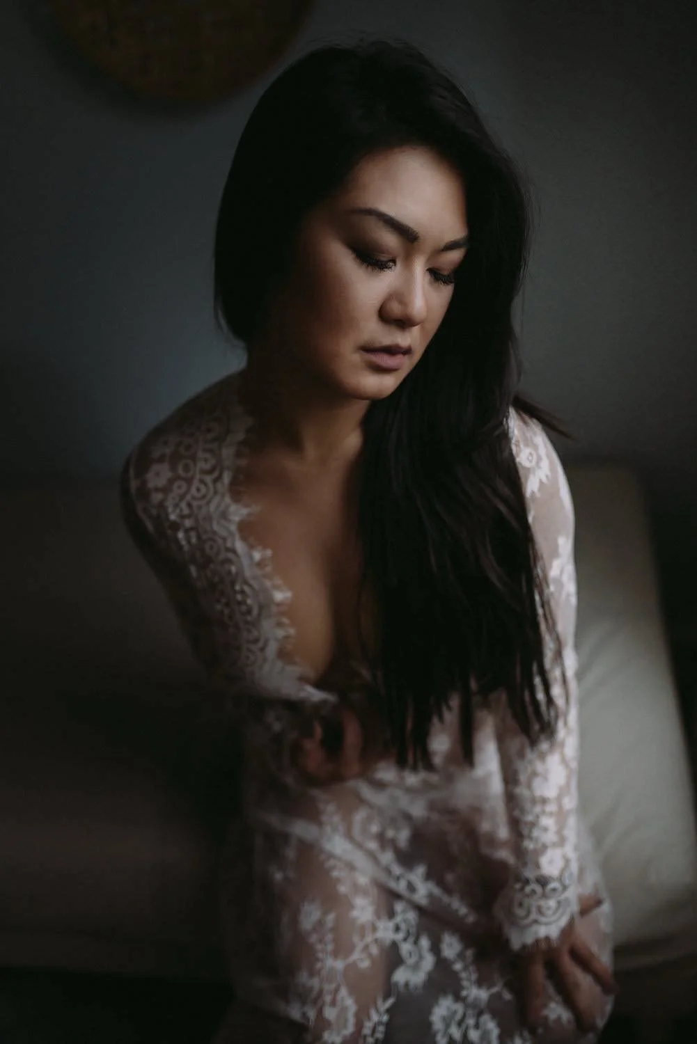 Sinnliches Portrait einer Frau mit langen Haaren in Dessous auf dem Bett in Darmstadt – von pixelfeder