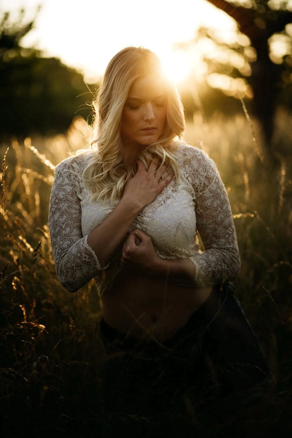 Portrait einer Frau Outdoor im Feld mit verträumtem Blick in Darmstadt – von pixelfeder