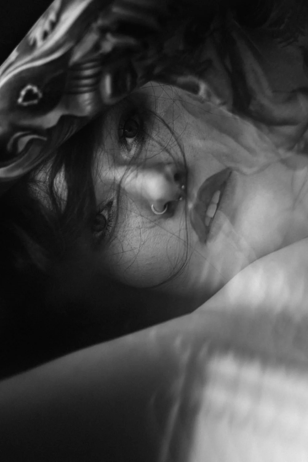 Portrait einer Frau im Studio mit Piercing in Darmstadt – Schwarz-Weiß von pixelfeder